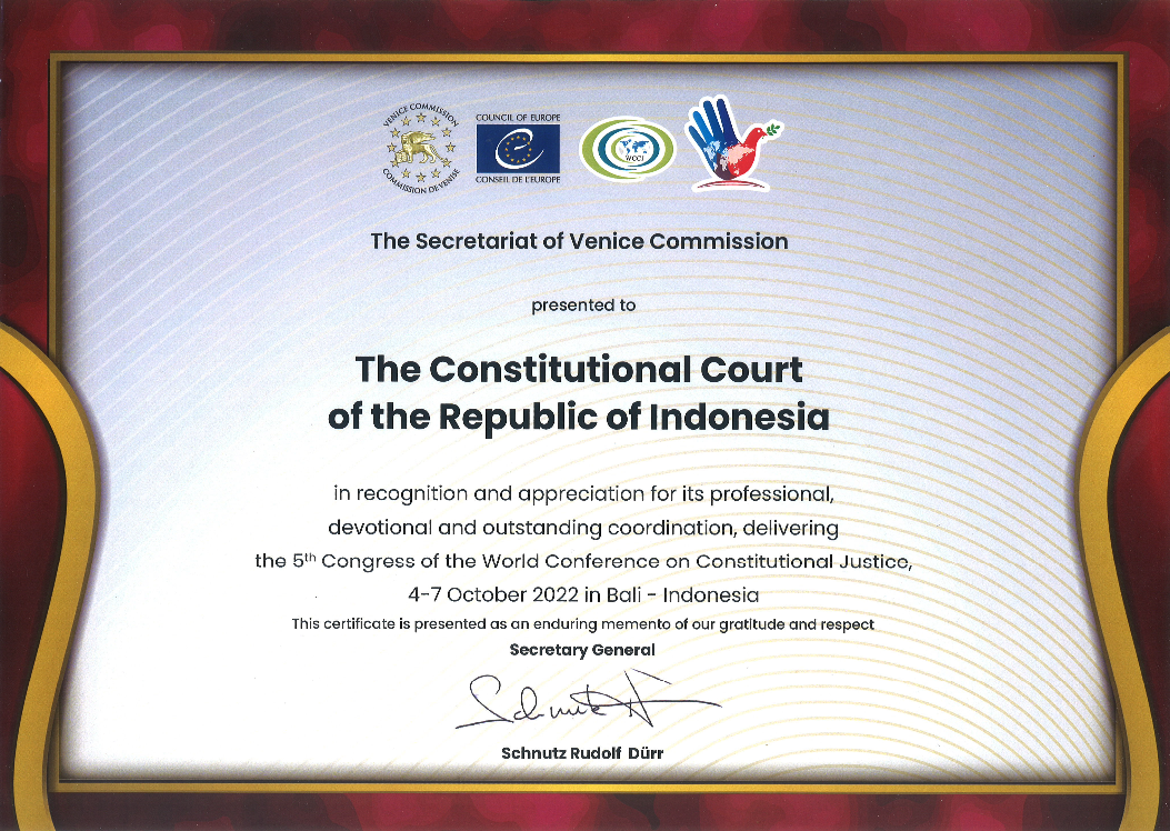 Piagam Penghargaan dari Venice Commision yang merupakan apresiasi atas suksesnya penyelenggaraan rangakain kegiatan Kongres kelima WCCJ pada tanggal 4-7 Oktober 2022 di Bali